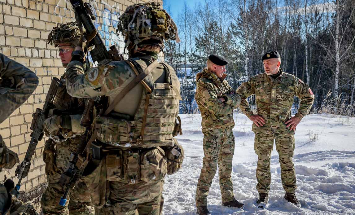 Chefen for Hærkommandoen generalmajor Gunner Arpe Nielsen i letland