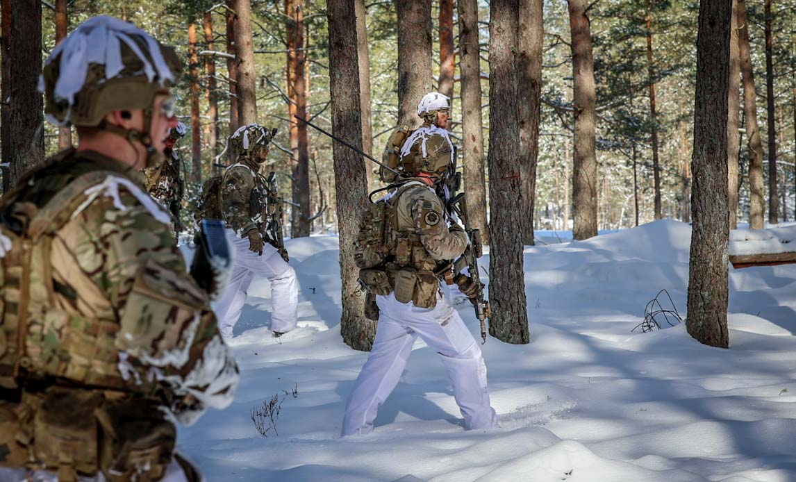 Soldater fra det mekaniserede kompagni rykker frem under afdelingsledet uddannelse.