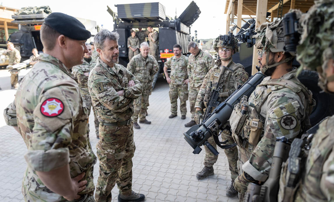 Hans Kongelige Højhed Kronprins Frederik i samtale med dansk soldat i Letland.