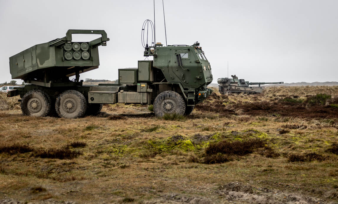 Amerikansk HIMARS og polsk KRAB. Foto: Simon Elbeck / Forsvaret