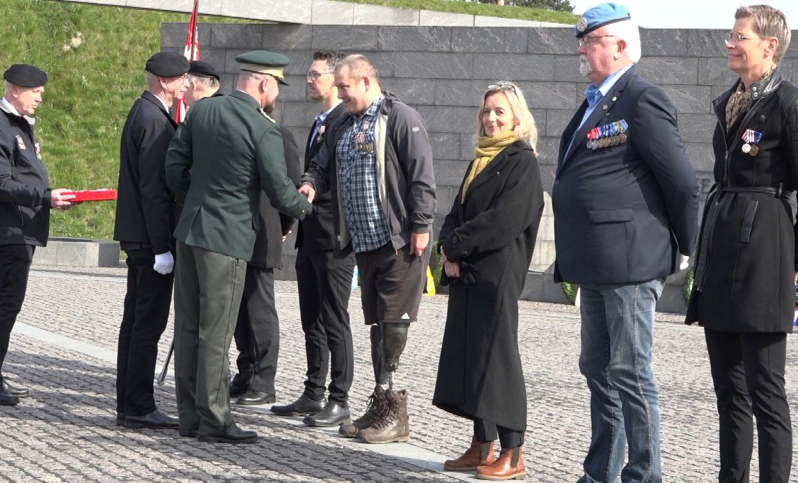 Martin Ålholm modtager bevis for indsats for veteraners vilkår.