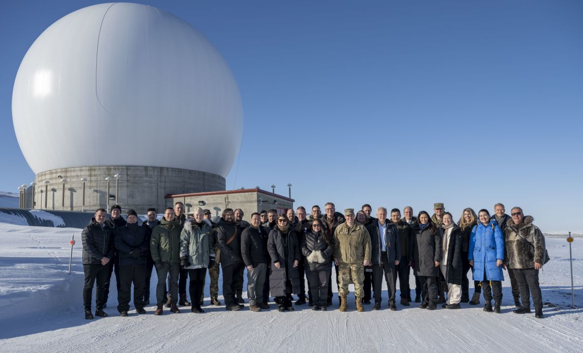 Billede af gæster foran radardomen på Pituffik Space Base.