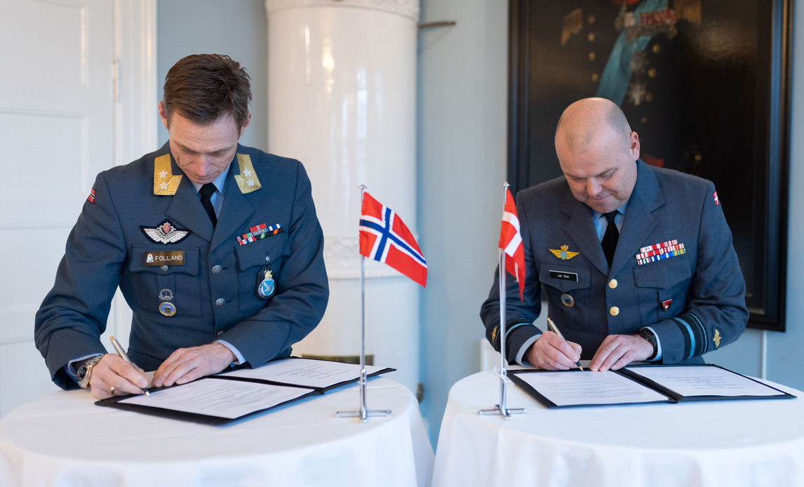 Cheferne for det norske og danske flyvevåben skriver under på samarbejdsaftale