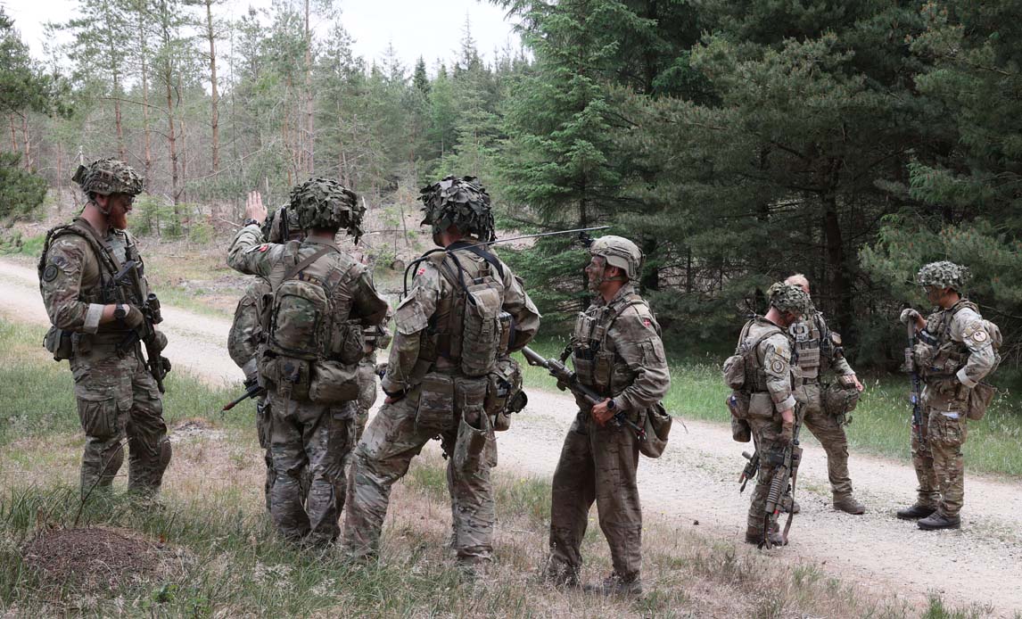 Soldater fra II Panserinfanteribataljon/JDR rekognoscerer for egnet sted til beredskabsområde.