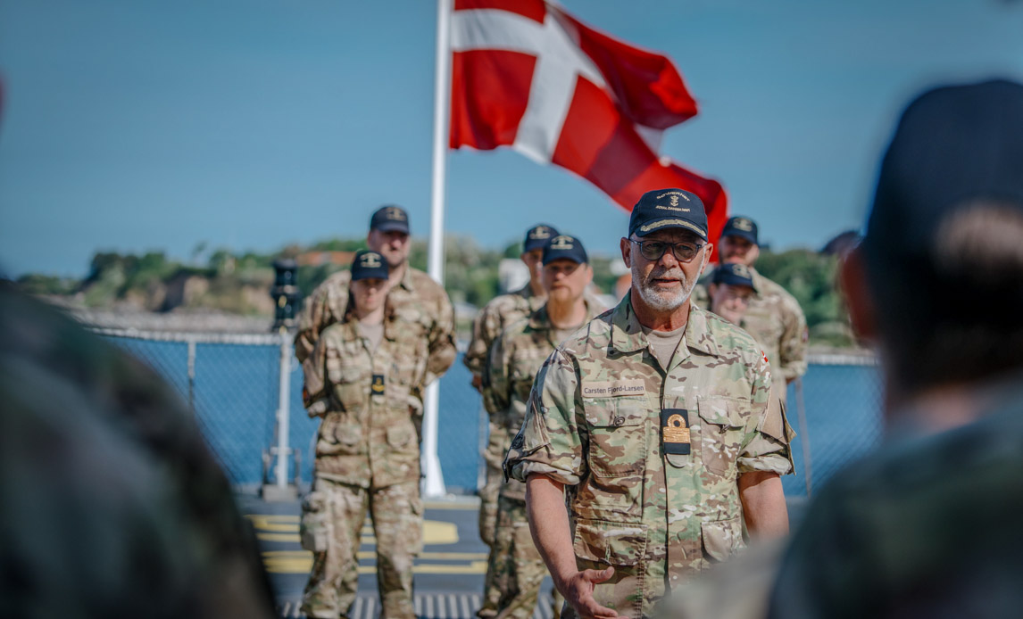 Carsten Fjord-Larsen taler til besætningen inden afgang.