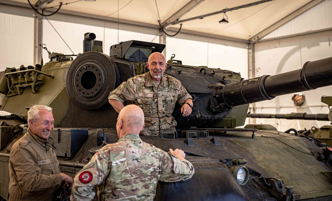 I sidste uge besøgte generalmajor Gunner Arpe Nielsen og hærchefsergent Henning Bæk de danske soldater, som i øjeblikket er i gang med at uddanne ukrainske soldater på Leopard 1A5-kampvognen.