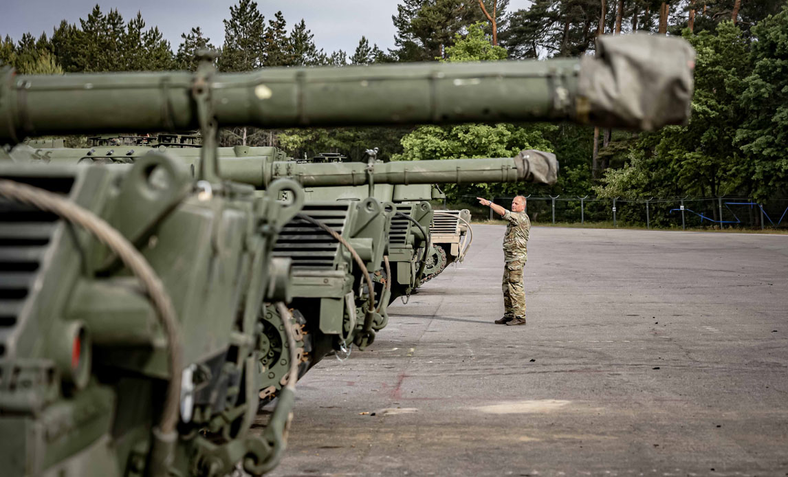 De danske instruktører har været i gang siden april og fortsætter henover sommeren. Uddannelsen af ukrainerne foregår i tæt samarbejde med tyske soldater og medarbejdere fra industrien på en base i Tyskland.