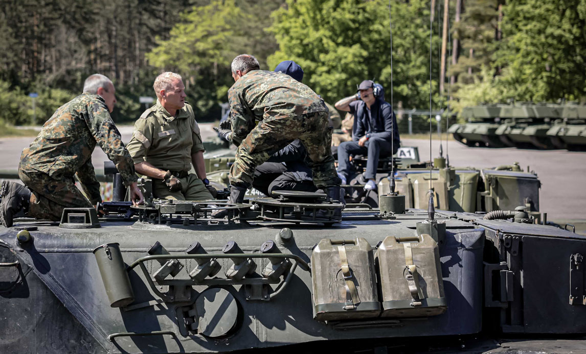 De danske instruktører har været i gang siden april og fortsætter henover sommeren. Uddannelsen af ukrainerne foregår i tæt samarbejde med tyske soldater og medarbejdere fra industrien på en base i Tyskland.