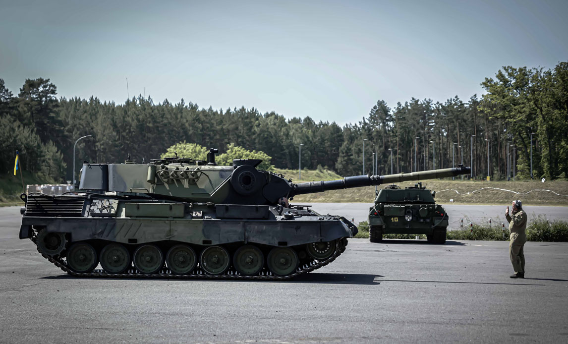 De danske instruktører har været i gang siden april og fortsætter henover sommeren. Uddannelsen af ukrainerne foregår i tæt samarbejde med tyske soldater og medarbejdere fra industrien på en base i Tyskland.