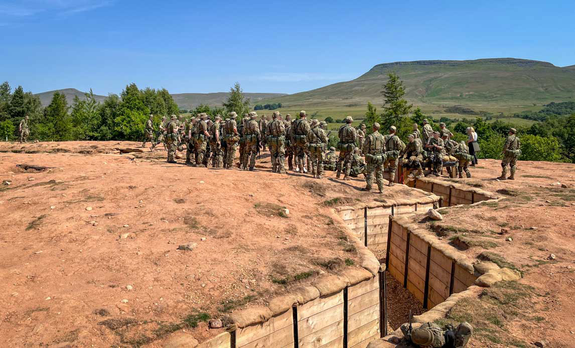 Ukrainske rekrutter modtager instruktion i kamp fra stilling