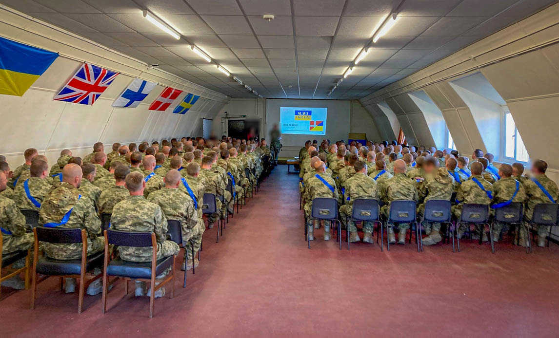 Ukrainerne bliver budt velkommen med en ”lead-in-briefing”.