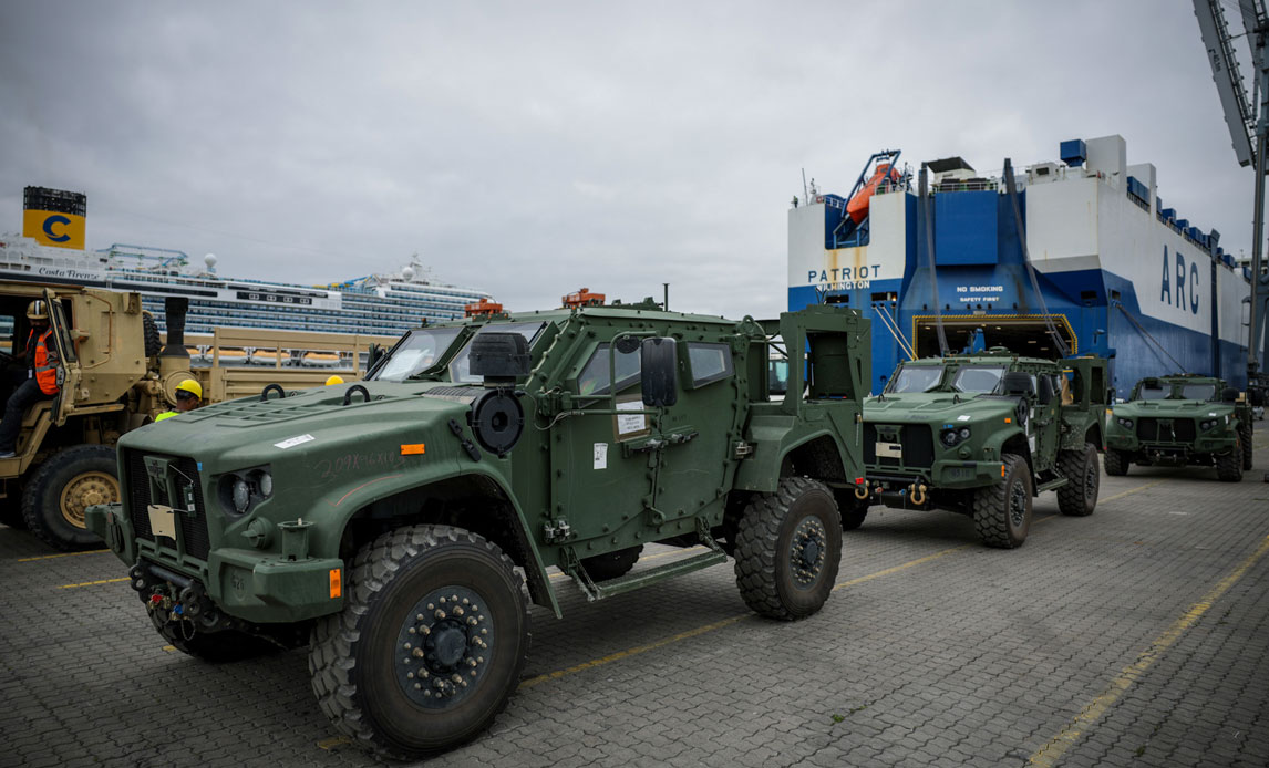Amerikanske køretøjer ruller i land i Aarhus