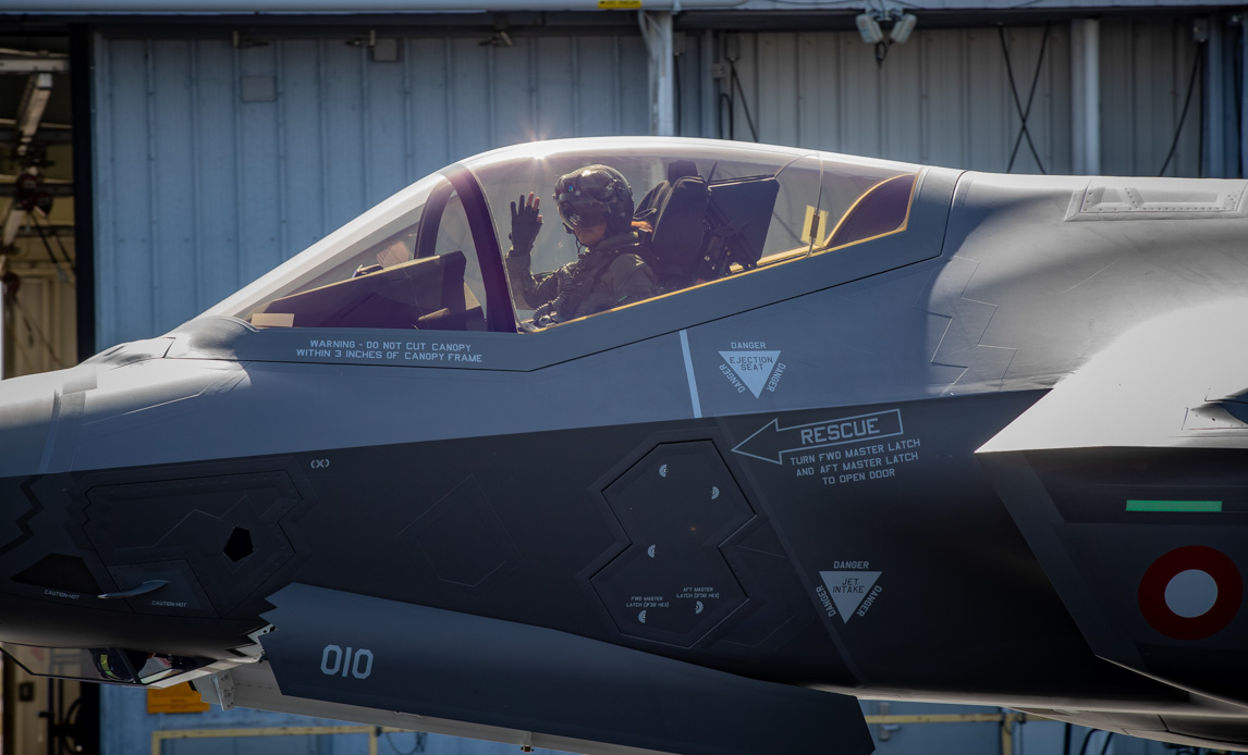 F-35 pilot hilser