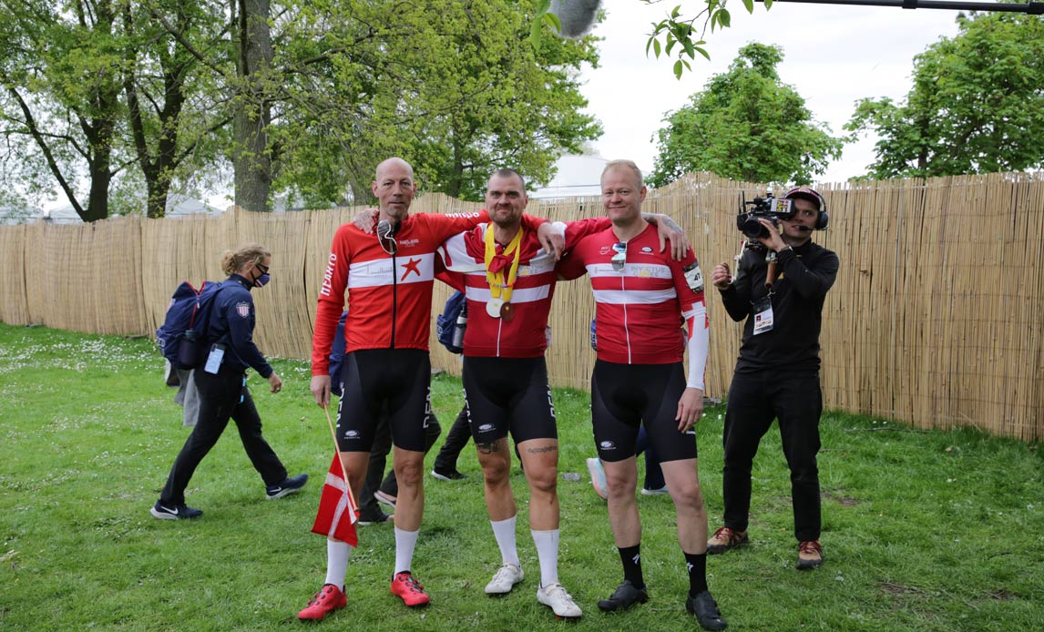 Kasper Holm med medaljer og Netflix fotograf i baggrunden