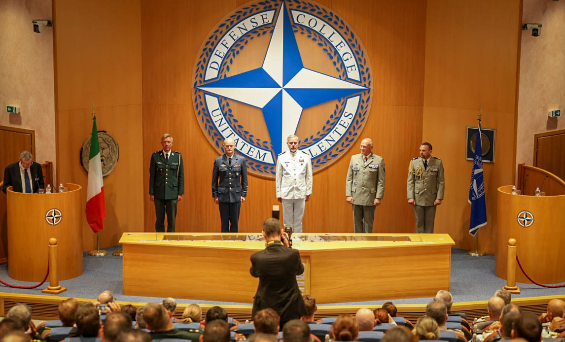 Generalløjtnant Max A.L.T. Nielsen - nummer to fra venster - er i dag tiltrådt posten som øverste chef for NATO Defense College.