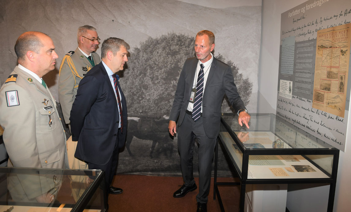 Frankrigs ambassadør, Christophe Parisot, Chef for Fremmedlegionens 1. Regiment, oberst Arnaud de Peretti og Frankrigs forsvarsattaché i Danmark, oberst Vincent Samson, rundvises i særudstillingen af Eric Lerdrup Bourgois, historisk leder, den Kongelige Livgarde.