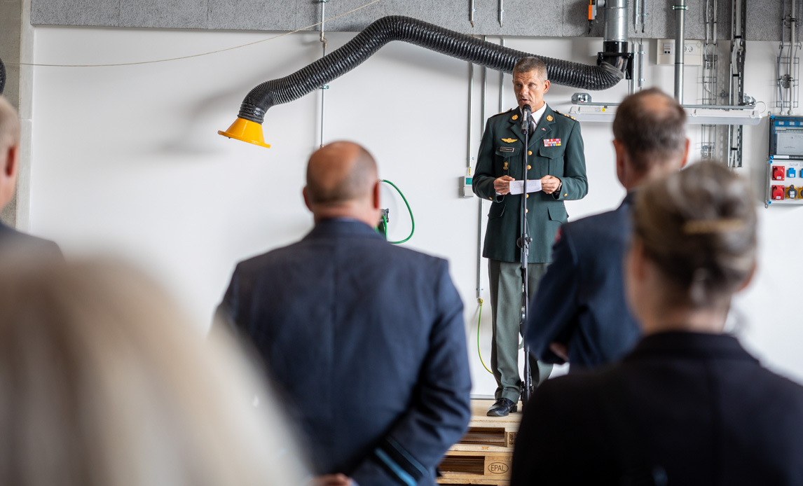 Chef for Forsvarsministeriets Ejendomsstyrelse, Anders Mærkedahl, holder tale ved overdragelsen af F-35 Campus.