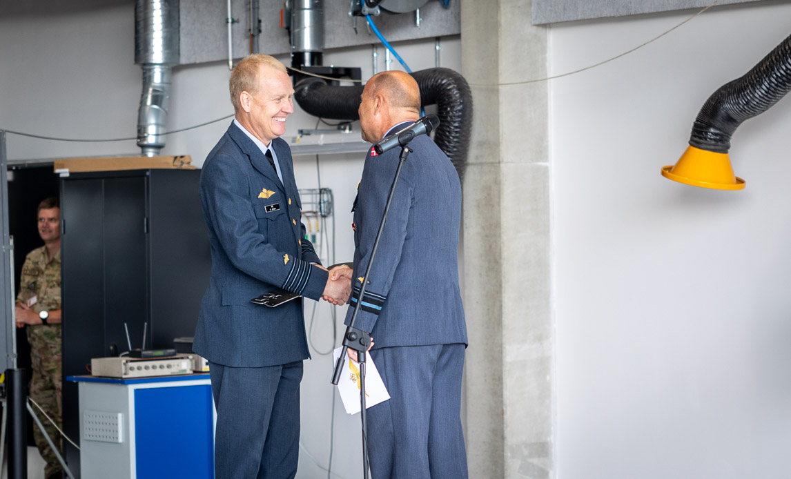 Chefen for Flyvevåbnet, Jan Dam, overdrager nøglen til F-35 Campus til chefen for Flyvestation Skrydstrup, IME.