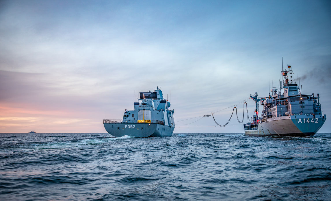 Niels Juel gennemfører Replenishment at Sea, hvor der modtages brændstof fra det tyske forsyningsskib Spessart. Her er proben ved at blive flyttet over til Niels Juel så tankningen kan påbegynde.