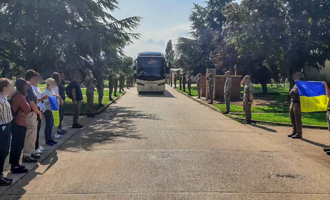 De danske soldater stillede op langs vejen mod hovedvagten og gjorde honnør, da busserne med de uddannede, ukrainske soldater passerede hovedvagten på vej hjem.