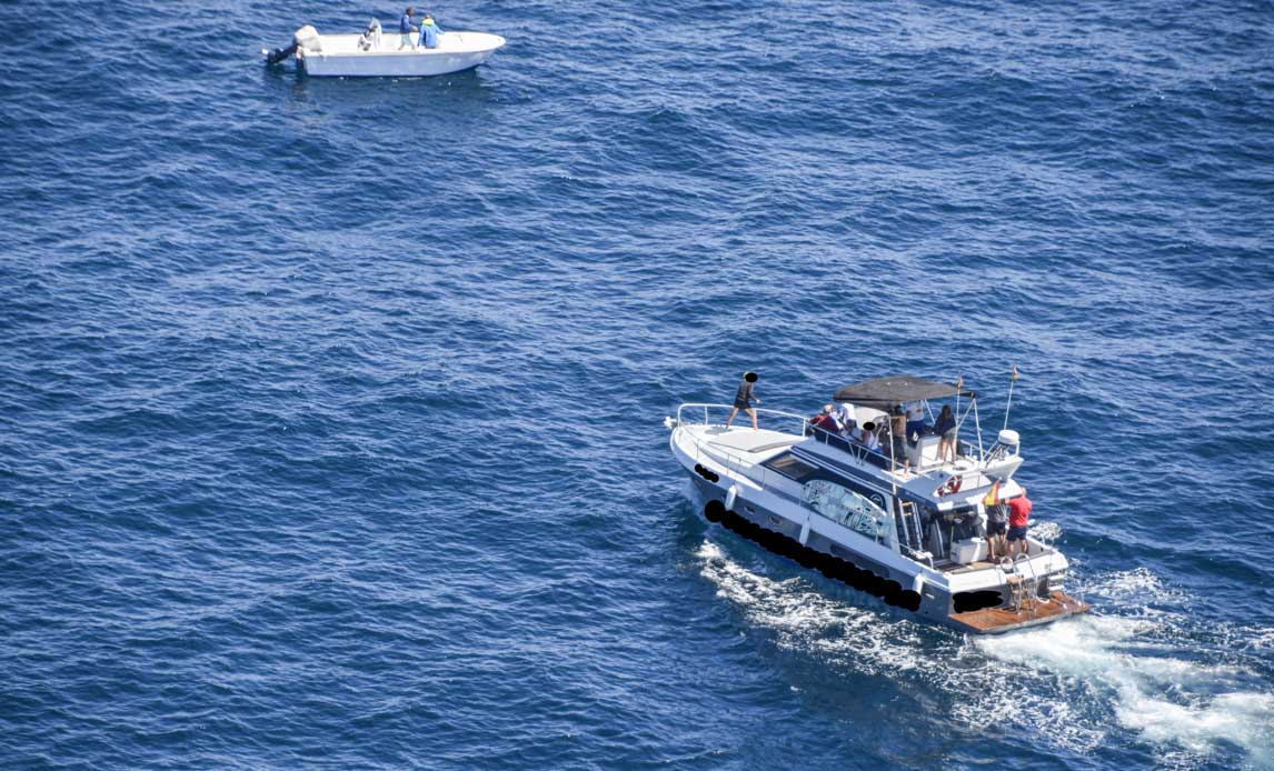 Dansk helikopter støtter med at få et civilt fartøj i området guidet hen til de to personer og deres havarerede fartøj.