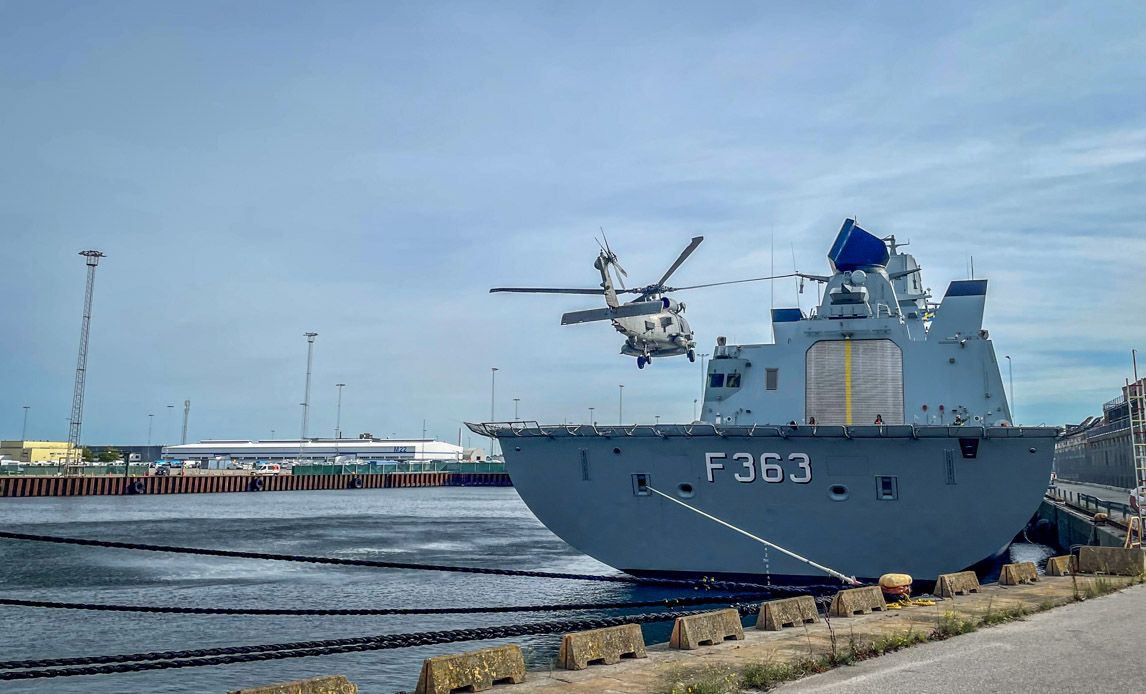 Her ses skibets helikopter tage af fra dækket, mens Niels Juel ligger til kaj i Malmø.