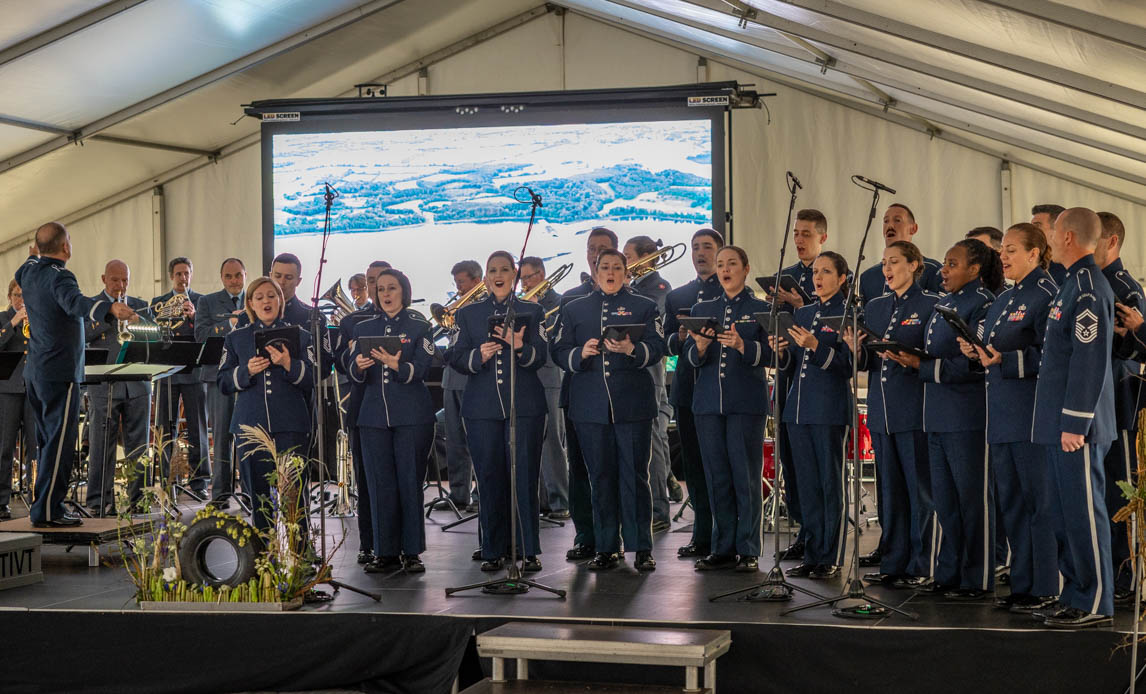 Amerikanske "Singing Sergeants" ved ceremonien.