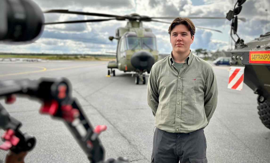 Som en del af forberedelserne til Hans Kongelige Højhed Prins Christians 18-års fødselsdag har DR fulgt prinsen på en dannelsestur rundt i Danmark med besøg hos de bærende samfundsinstitutioner. En del turen var et besøg ved Forsvaret hvor Prinsen havde sin far, Hans Kongelige Højhed Kronprinsen, med.