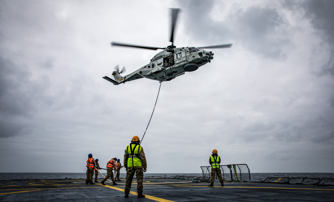 Niels Juel træner jævnligt med andre skibes helikoptere. Her ses en hollandsk helikopter gennemføre Helicopter in-flight refueling.