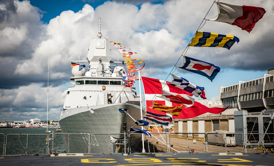 Under opholdet i Southampton blev den tyske genforeningsdag behørigt markeret med flag over toppene, idet flagskibet for NATO’s stående flådestyrker i øjeblikket er tysk. Fotos: Mathias Christensen