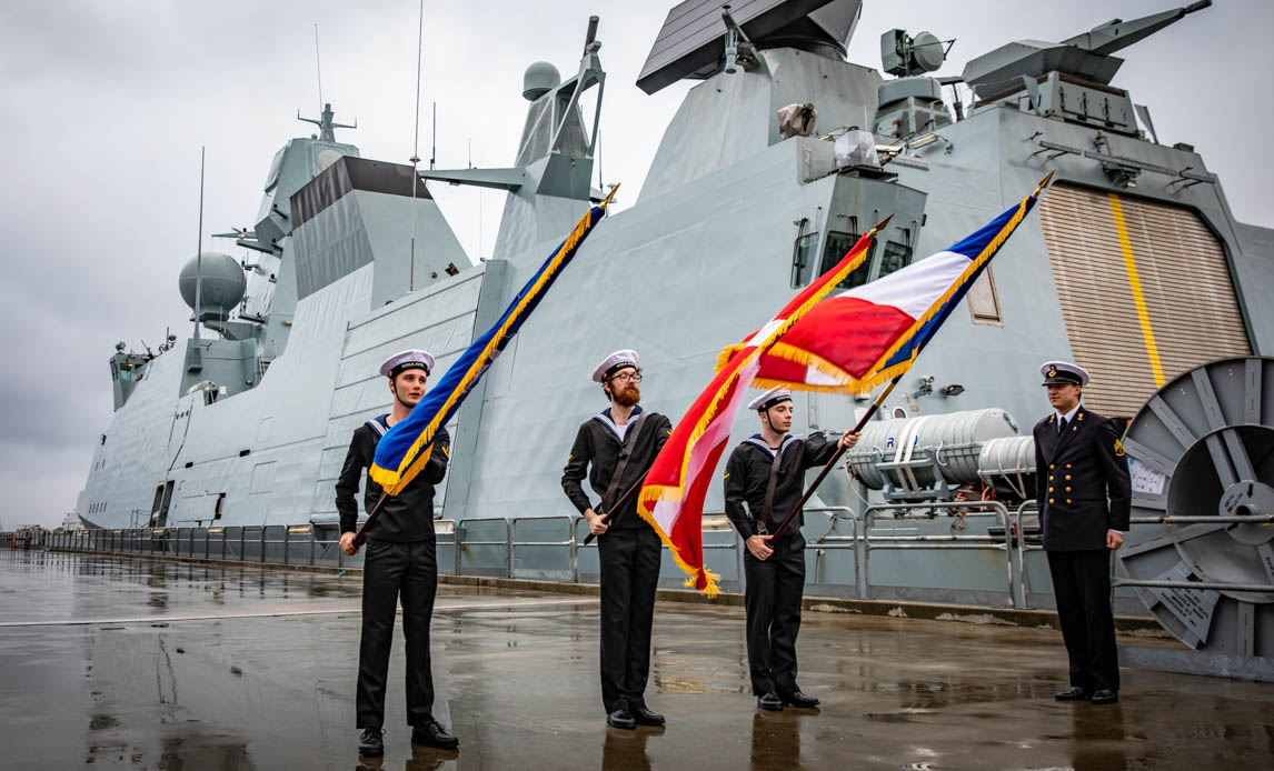 Ved ankomsten til receptionen stillede Niels Juel med en flagparade som velkomst.