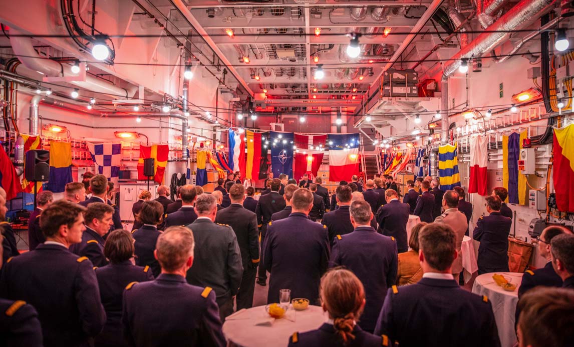 helikopterhangaren dekoreret med lys og flag.