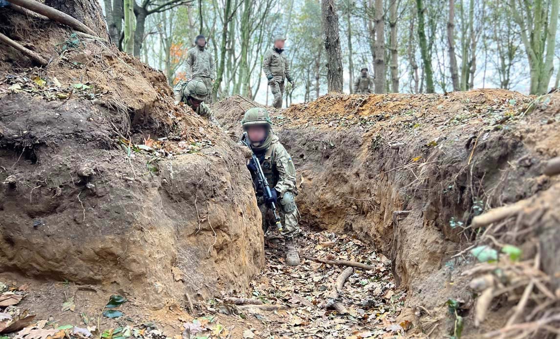 Ukrainske soldater træner kamp fra stilling
