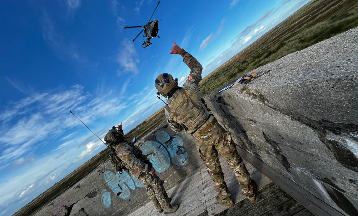 amerikanske specialoperationssoldater, som koordinerer beskydning fra den danske fregat.