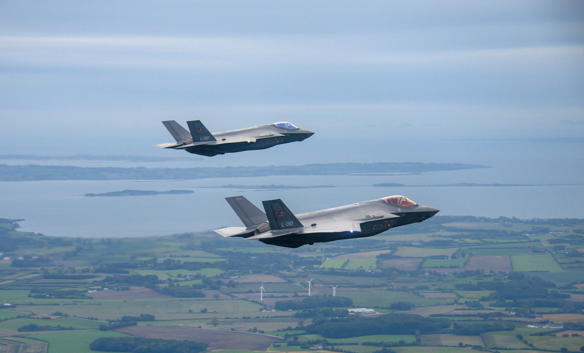 To danske F-35 med halenumrene L-007 og L-010 flyver over Danmark.