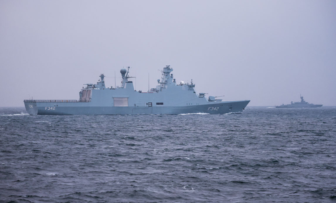 Danske flådeenheder følger russiske korvetter igennem dansk farvand.