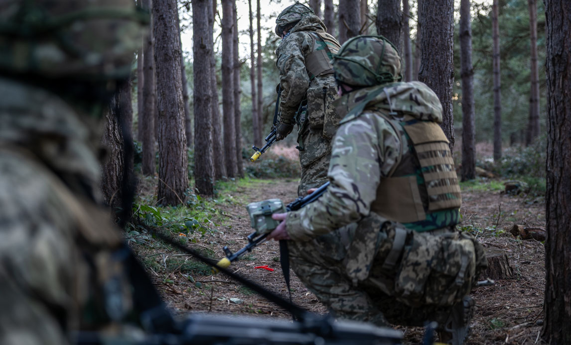 Ukrainere på patrulje i Storbritannien under den danske uddannelse.