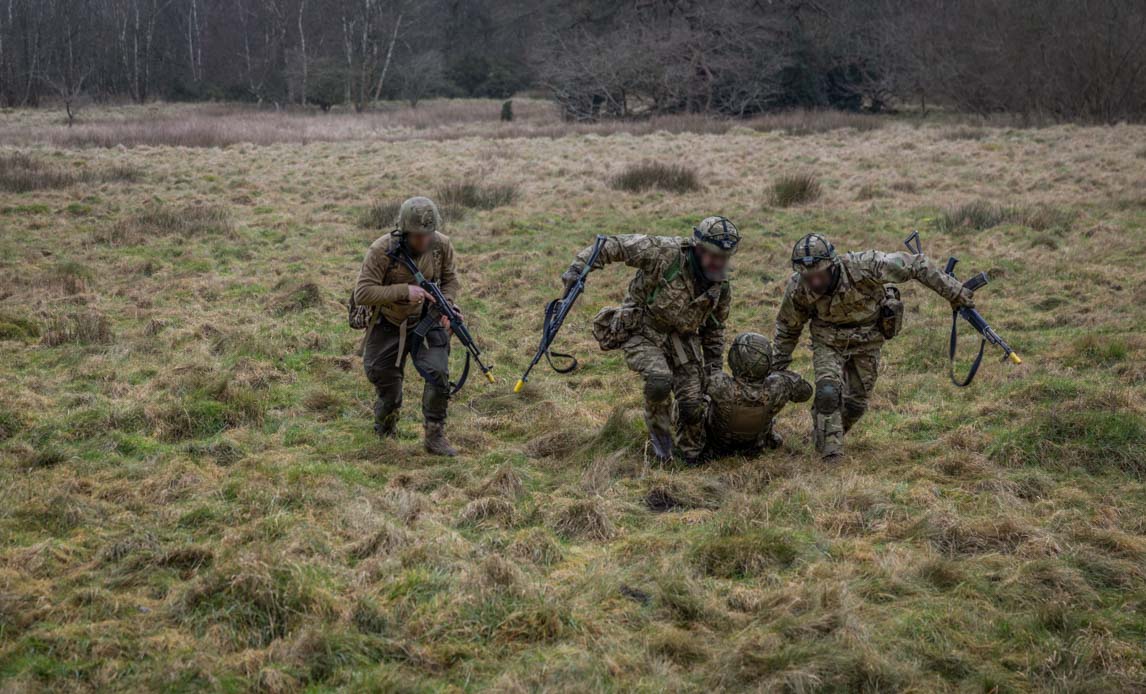 Undervisning i at redde en kammerat, der er blevet såret i kamp, ud af kampzonen.