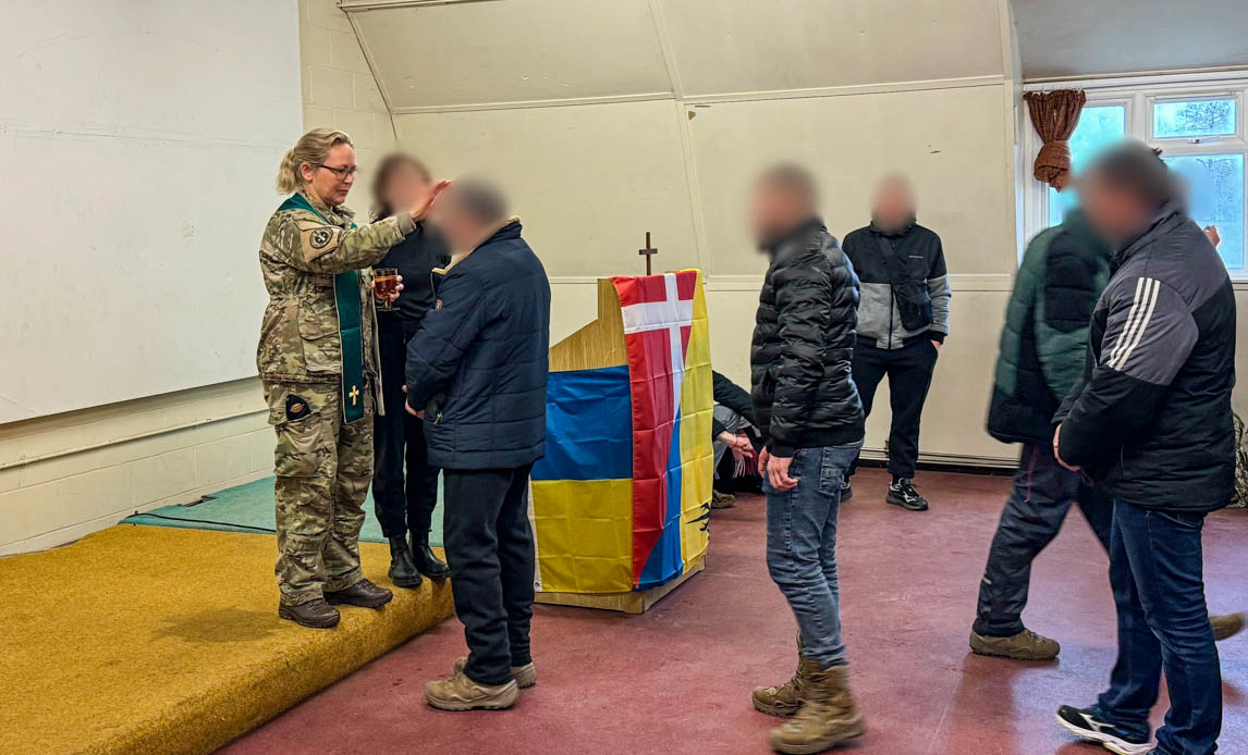 Efter gudstjeneste for de ukrainske soldater velsignede feltpræsten dem alle inden afgang.