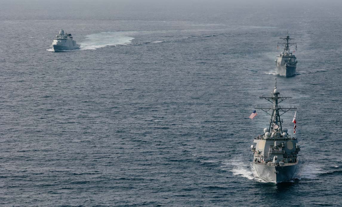 Patruljen med Iver Huitfeldt, USS Carney og USS Gravely omfattede også formationssejlads.