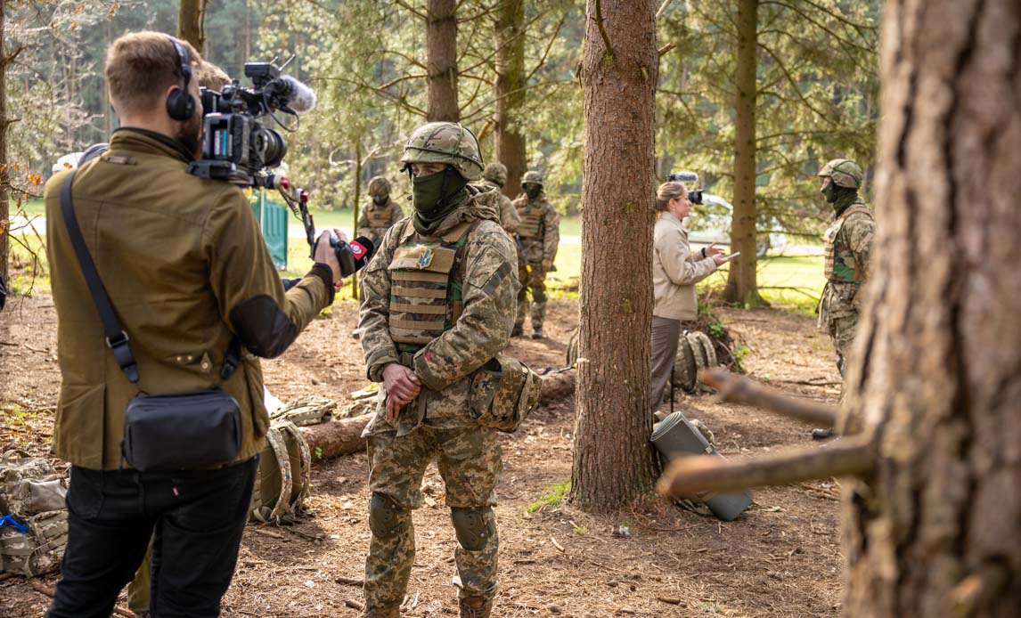 Pressebesøg i England hos de danske instruktører og ukrainske soldtaer