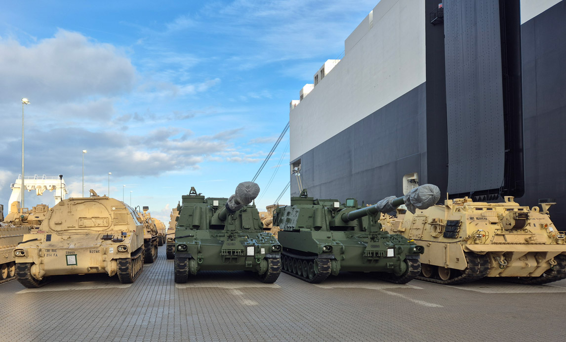 Danmark er i disse dage et knudepunkt, når amerikanske helikoptere, gods og køretøjer skal transporteres gennem Danmark i forbindelse med den store NATO-øvelse Steadfast Defender. Værtsnationsstøtten til USA er en vigtig opgave for Forsvaret og andre myndigheder.