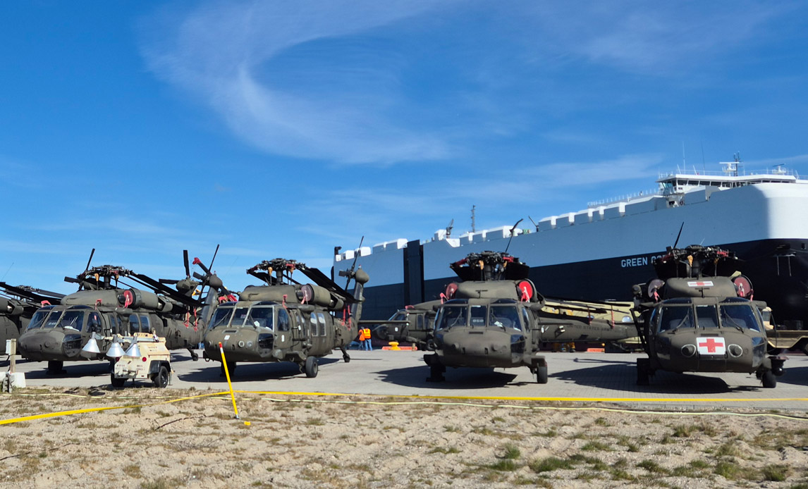 Danmark er i disse dage et knudepunkt, når amerikanske helikoptere, gods og køretøjer skal transporteres gennem Danmark i forbindelse med den store NATO-øvelse Steadfast Defender. Værtsnationsstøtten til USA er en vigtig opgave for Forsvaret og andre myndigheder.