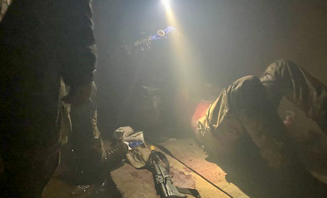 De danske instruktører har bygget en stressbane, hvor Ukrainerne bevæger sig gennem tunneller, en røgfyldt hangar med kamplarm for til slut at ende inde ved en opgave,
hvor de individuelt gennemfører en prøve i at nødbehandle kampskader på levende momenter.
