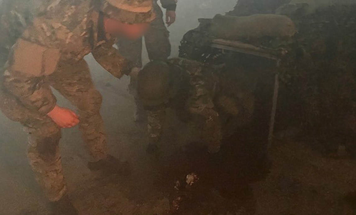 De danske instruktører har bygget en stressbane, hvor Ukrainerne bevæger sig gennem tunneller, en røgfyldt hangar med kamplarm for til slut at ende inde ved en opgave,
hvor de individuelt gennemfører en prøve i at nødbehandle kampskader på levende momenter.