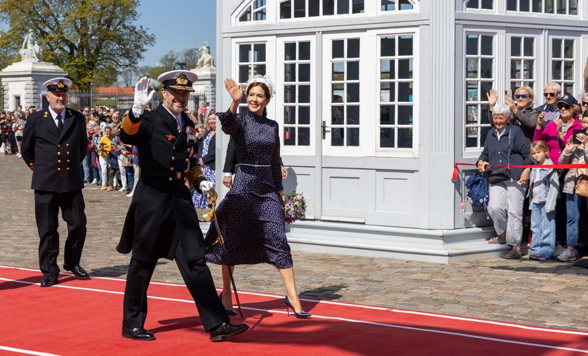 I dag gik det nye Kongepar for første gang officielt ombord på Kongeskibet Dannebrog