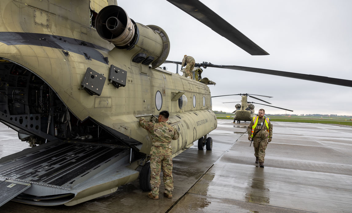 Danmark er i disse dage et knudepunkt, når amerikanske helikoptere, gods og køretøjer skal transporteres gennem Danmark i forbindelse med den store NATO-øvelse Steadfast Defender. Værtsnationsstøtten til USA er en vigtig opgave for Forsvaret og andre myndigheder.
