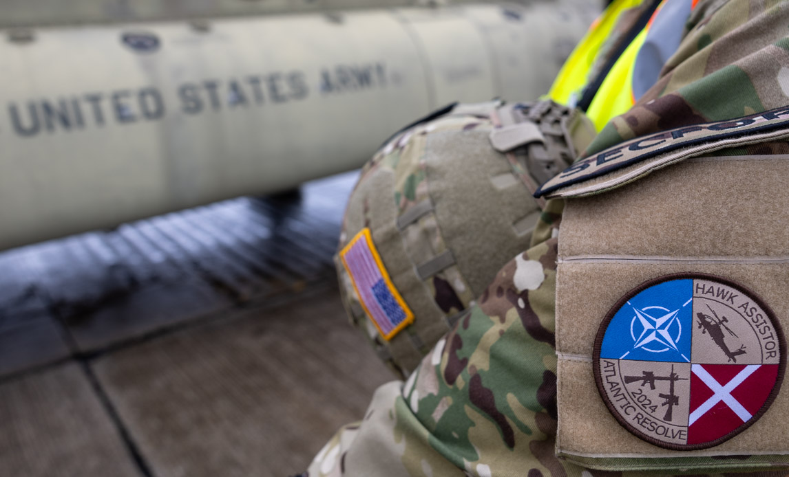 Danmark er i disse dage et knudepunkt, når amerikanske helikoptere, gods og køretøjer skal transporteres gennem Danmark i forbindelse med den store NATO-øvelse Steadfast Defender. Værtsnationsstøtten til USA er en vigtig opgave for Forsvaret og andre myndigheder.