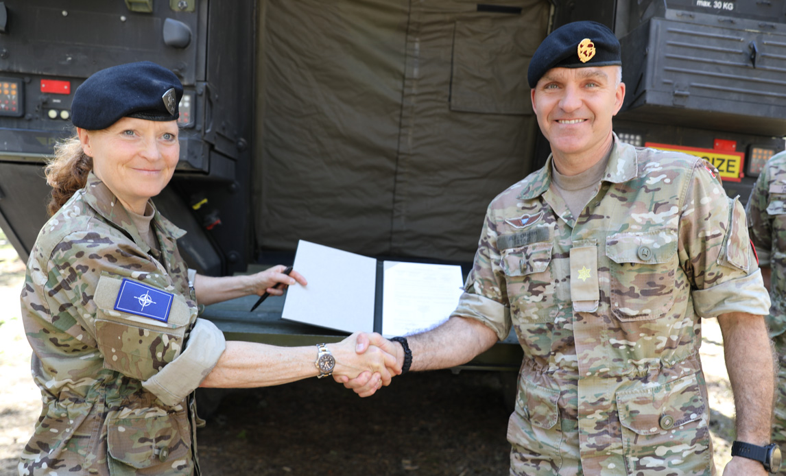 Generalmajor Jette Albinus og brigadegeneral Anders Berg Olesen indgår affiliceringsaftale.