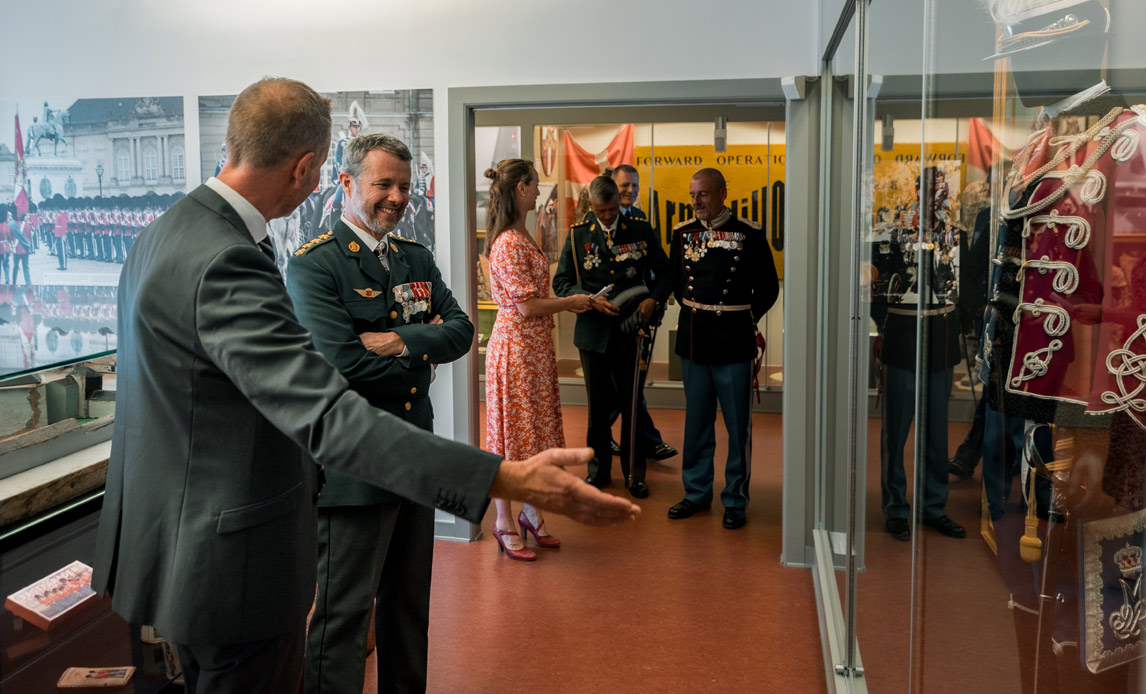 H.M. Kongen vises rund af Eric Bourgois